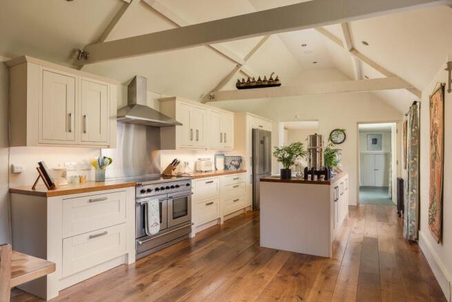 5 bed Detached for sale Image 9