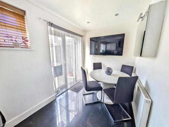 3 bed Semi-Detached for sale Image 4