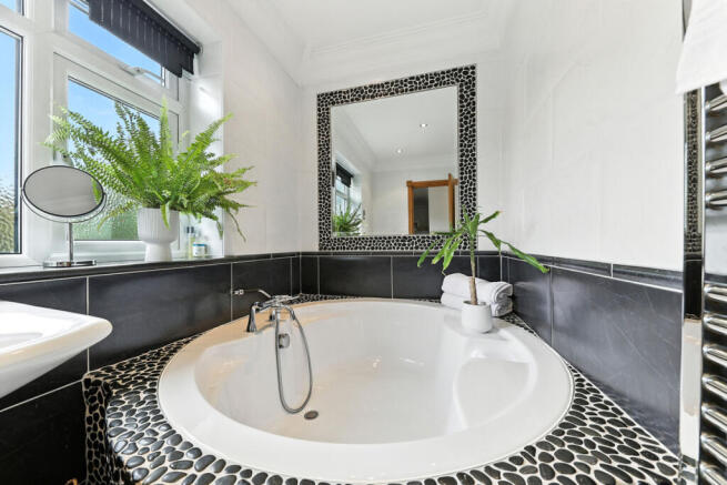 5 bed Detached for sale Image 12