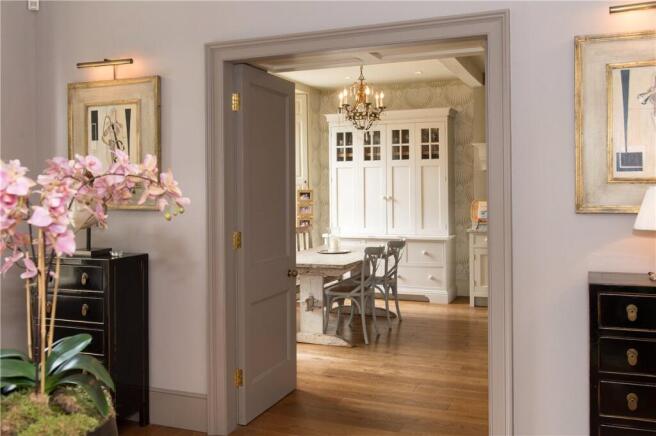 6 bed Detached for sale Image 8