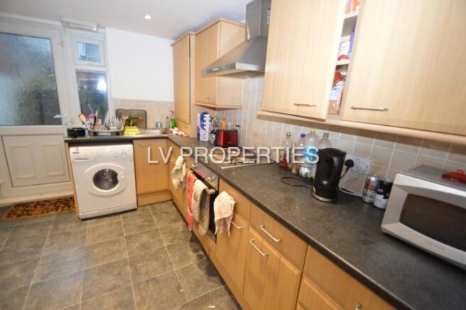 4 bed Flat to rent Image 11