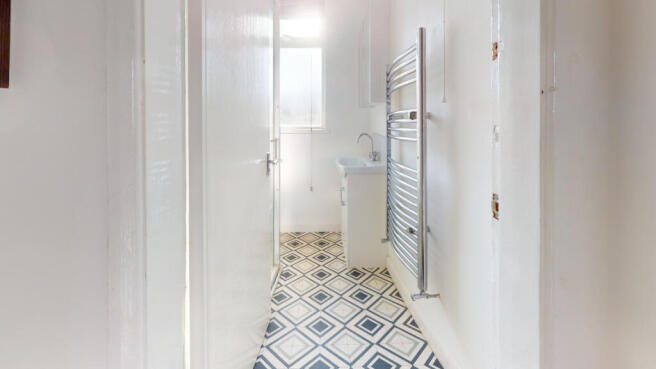 4 bed House to rent Image 11