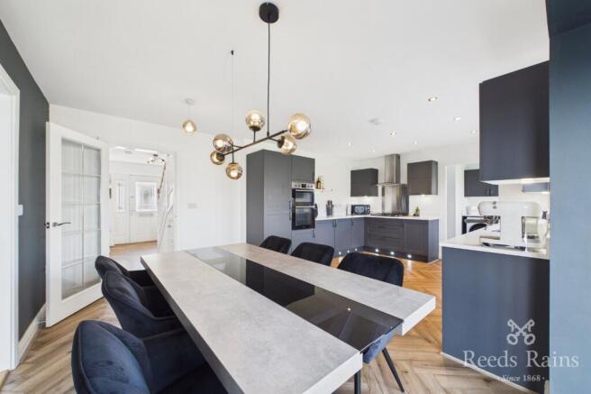 6 bed Detached for sale Image 8
