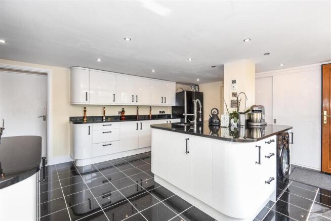 KITCHEN/BREAKFAST ROOM