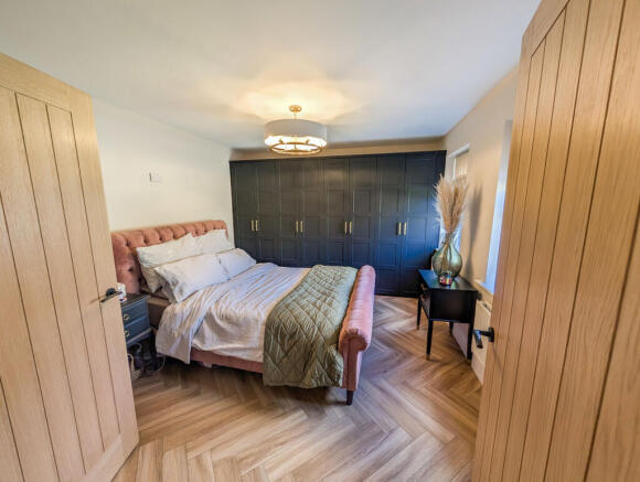 5 bed Detached for sale Image 6