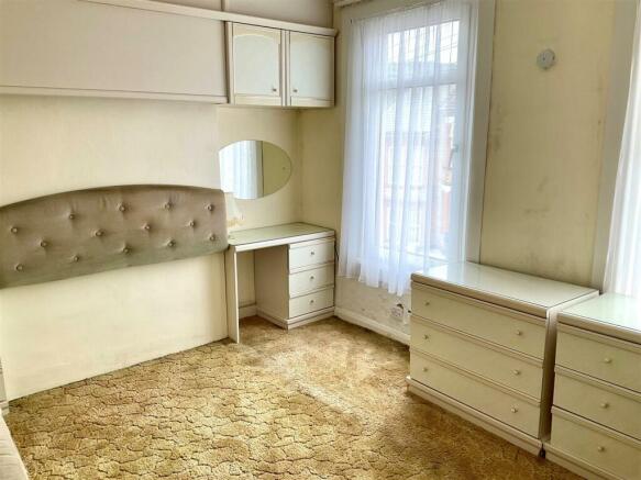 Bedroom 1 pic1.jpg
