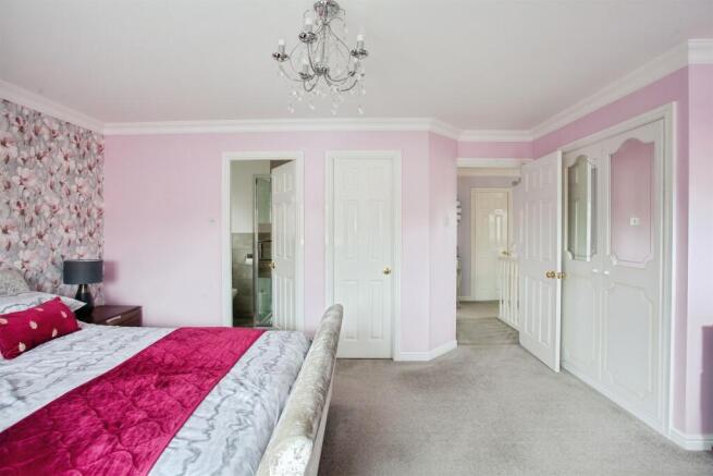 4 bed Detached for sale Image 12