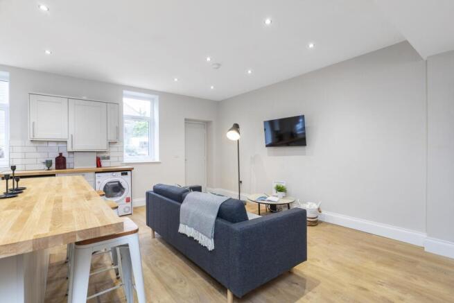 6 bed House to rent Image 8