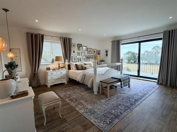 6 bed Detached for sale Image 8