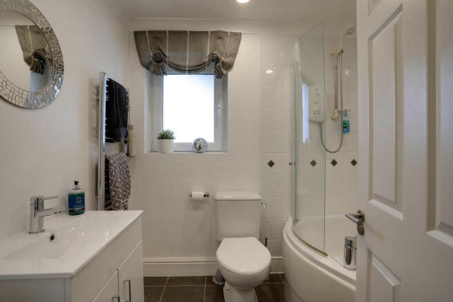 Ensuite to Bedroo...