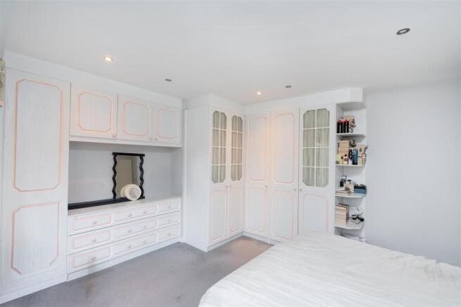 5 bed Semi-Detached for sale Image 7