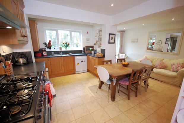 Manor Crescent 29 − Kitchen 1