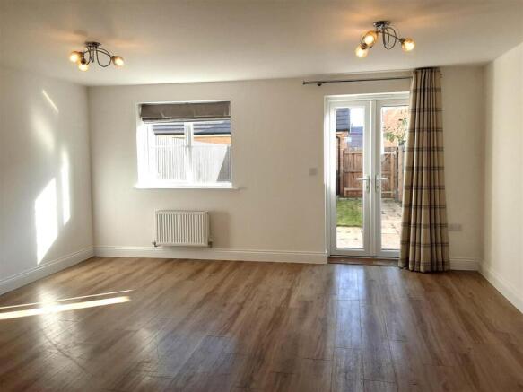FAMILY/DINING ROOM