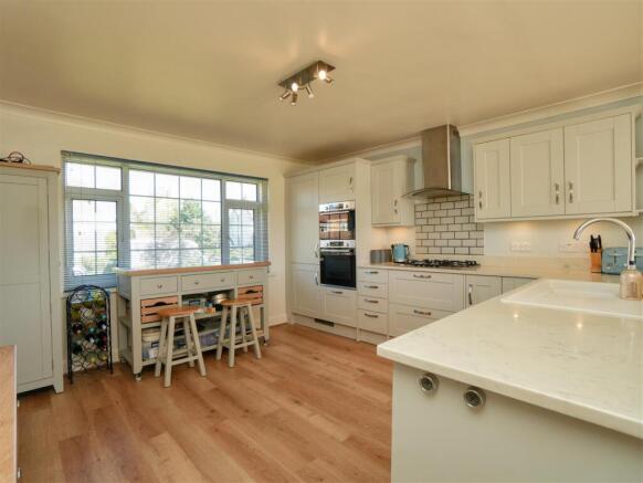 4 bed Detached for sale Image 5
