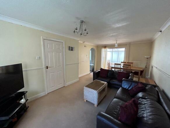 OPEN PLAN LOUNGE/DINING ROOM