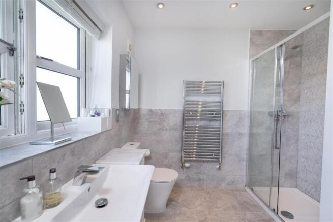 5 bed Detached for sale Image 7