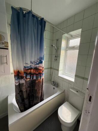 Bright bathroom suite with a full-sized bath...