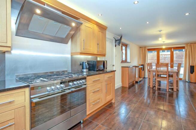 Kitchen 2.jpg