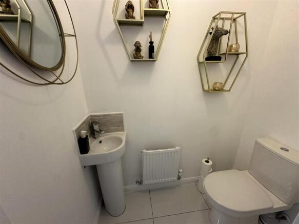 5 bed Detached for sale Image 6