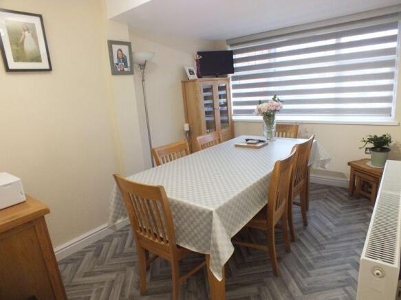 FAMILY ROOM/DINER