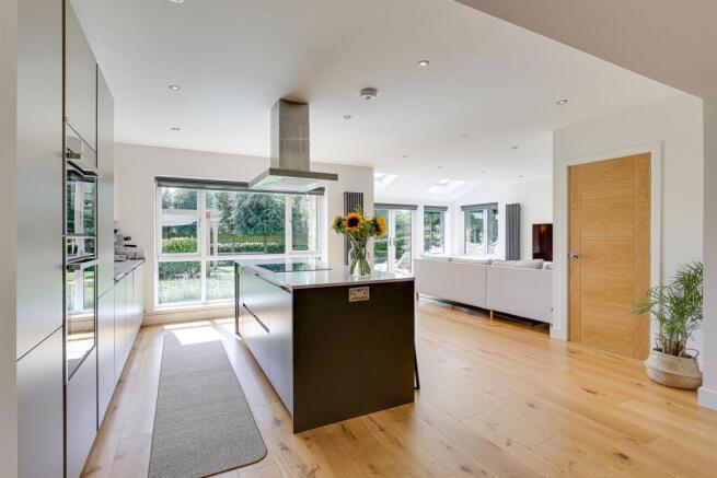4 bed House for sale Image 8