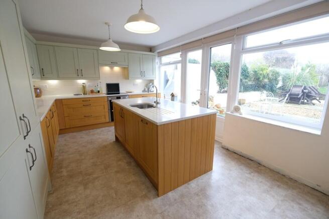 KITCHEN/DINING ROOM