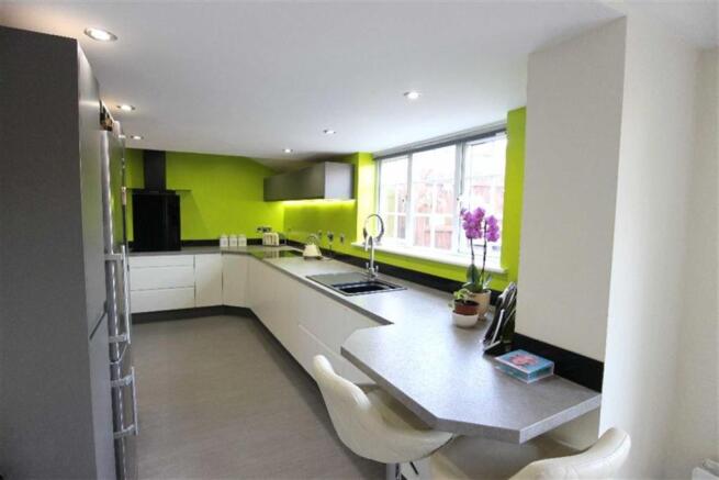 KITCHEN/DINING ROOM