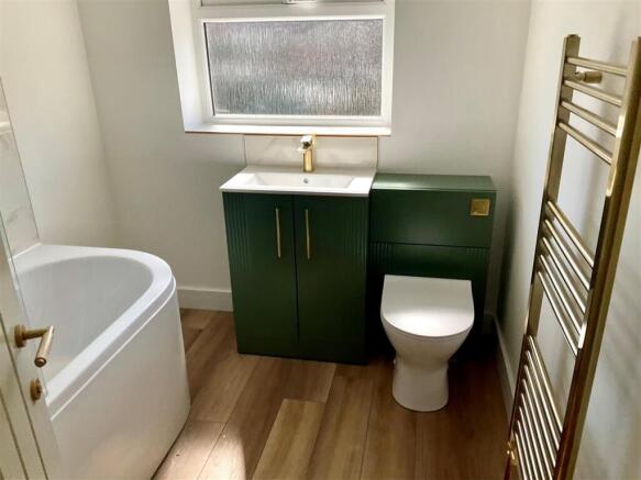 Bathroom 1 pic1.jpg