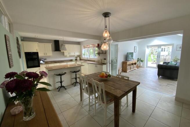 kitchen/dining room 