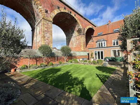 4-bed terraced on Low Church Wynd, Yarm TS15 9BA, £350,000