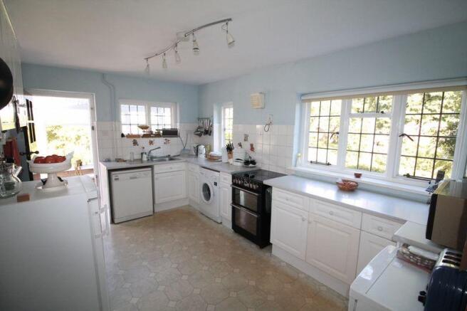 KITCHEN/BREAKFAST