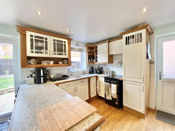 3 bed Semi-Detached for sale Image 6