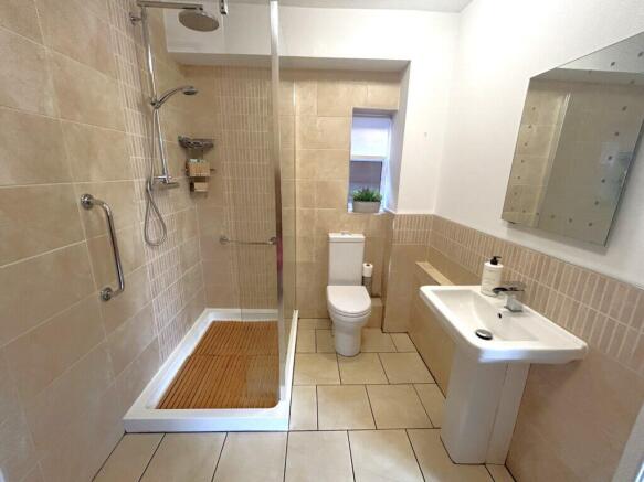 5 bed Detached for sale Image 11