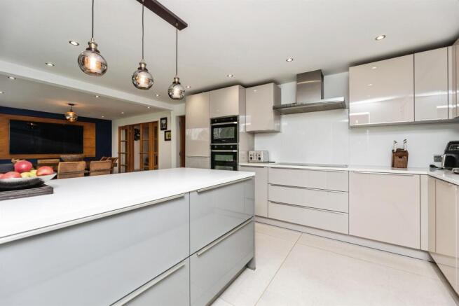 4 bed Detached for sale Image 8