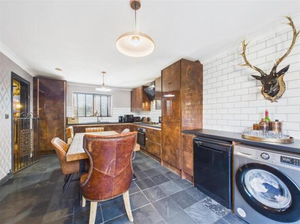 4 bed Detached for sale Image 5