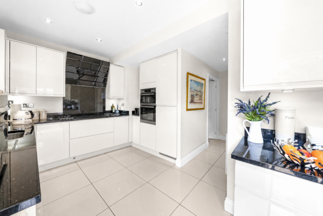 4 bed Detached for sale Image 8