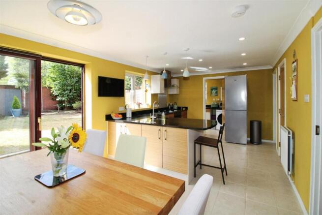 Open plan kitchen/dining room