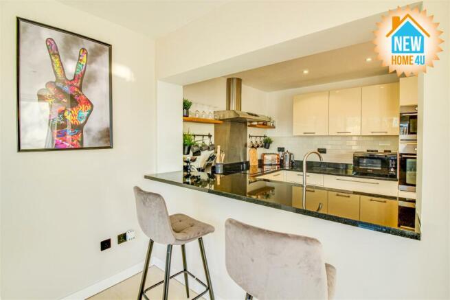 KITCHEN/ DINING: