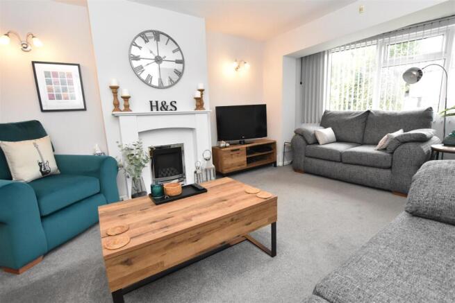 LIVING ROOM AREA