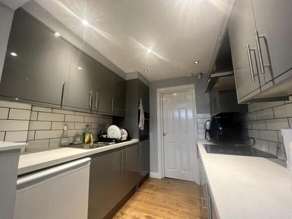 4 bed Semi-Detached to rent Image 5