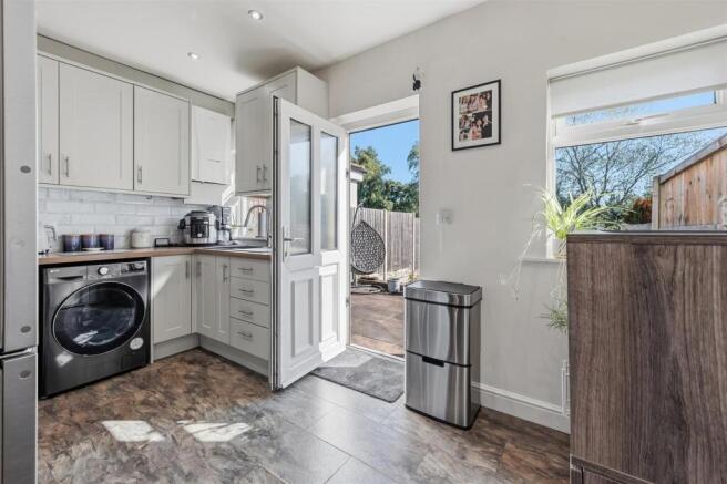 Kitchen to rear garden.jpg