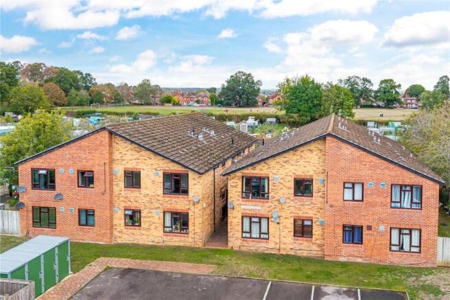 1-bed flat on Glendale Avenue, Newbury, Berkshire, RG14, £147,000