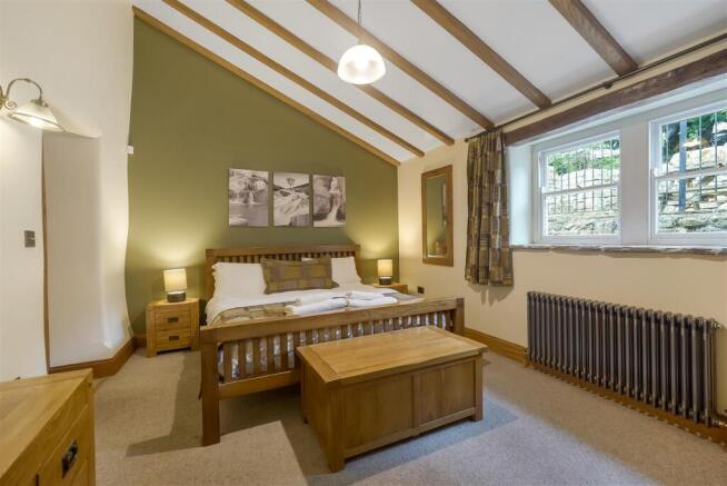 5 bed Detached for sale Image 8