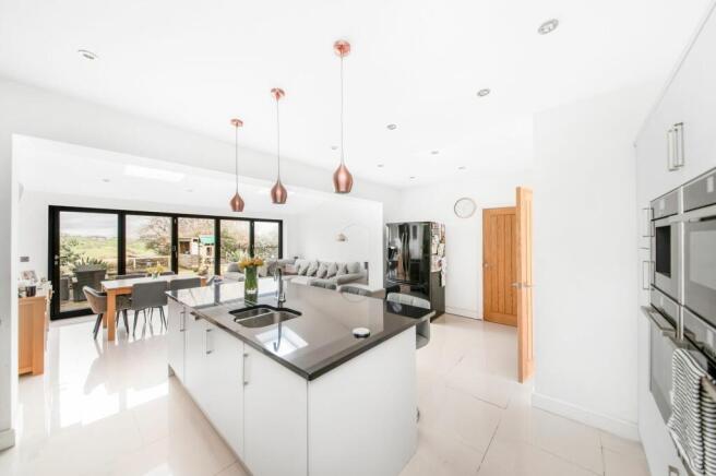 OPEN-PLAN DINING KITCHEN - KITCHEN AREA
