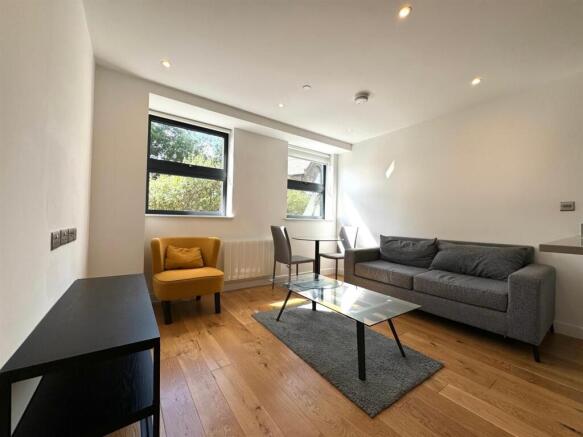 Living area pic 4.jpg