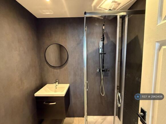 Studio to rent Image 9