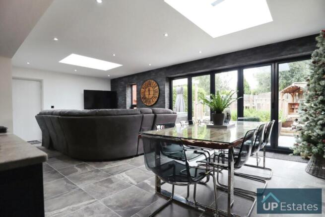 DINING/ SEATING AREA