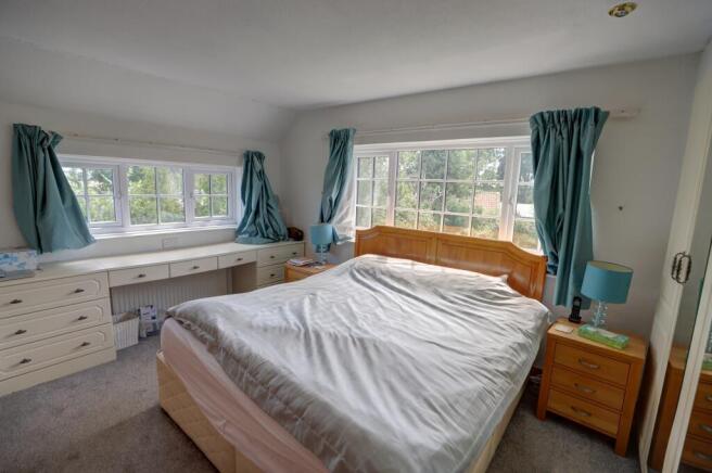 5 bed Semi-Detached for sale Image 9