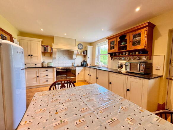 4 bed Semi-Detached for sale Image 6