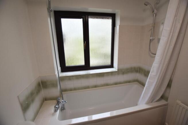 20 Kidd Close bath